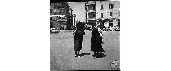 Celeste Di Porto, ex spia detta la "Pantera Nera" cammina per strada con un'altra signora  - campo medio