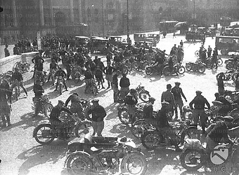 Roma Immagine di piazzale Flaminio gremito di motociclette dei Diavoli Rossi