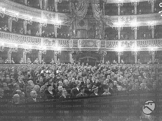 Napoli Inquadratura dell'affollata platea del Teatro S. Carlo,  in occasione di un discorso di De Bono