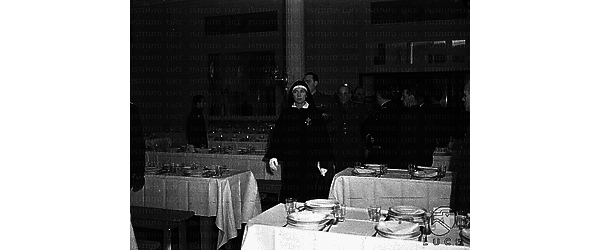 La principessa Maria Josè e le autorità militari entrano in sala da pranzo