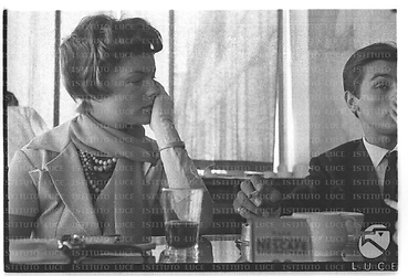 Romy Schneider e Alain Delon seduti a un tavolino in un ristorante di Ciampino - piano medio
