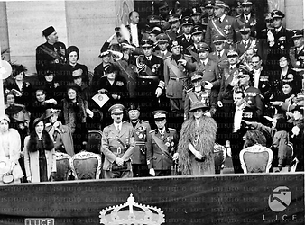 Roma Inquadratura della tribuna d'onore; Mussolini, Hitler, il Re, la Regina, De Bono, Hess, Ciano, Ribbentrop, Goebbels, Himmler, Teruzzi
