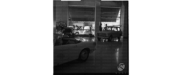 Ripresa dell'interno del Salone Auto Innocenti con auto in esposizione - campo medio