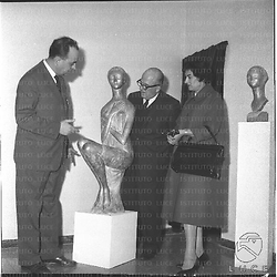 Tre persone presenti in una galleria di sculture - totale