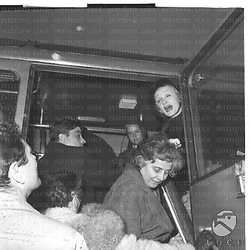 Marlene Dietrich in un bus molto affollato. Piano medio