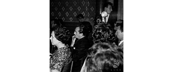 Luchino Visconti tra il pubblico che assiste al dibattito su cinema e censura in Italia