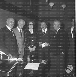 (da sinistra) Natalino Sapegno, Leonida Repaci, Maria Luisa Astaldi, Michele Prisco e Domenico Porzio alla libreria Einaudi in occasione di una conferenza stampa sul premio Viareggio - totale