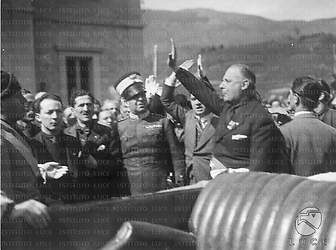 provincia di Pistoia Mussolini salutato da un'autorità locale in camicia nera durante il suo viaggio in provincia di Pistoia