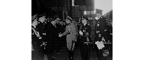 Berlino Galeazzo Ciano stringe la mano ad una personalità in borghese sulla piattaforma della stazione Anhalter