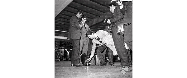 Fiumicino Franco Cristaldi poggia la statuetta a terra davanti a Giannetti e Germi