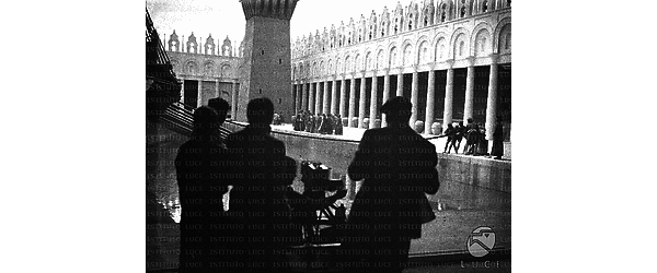 Napoli Attori in costumi medievali colti durante le riprese all'interno di un padiglione della Triennale d'Oltremare