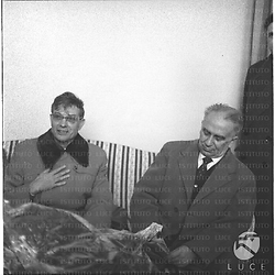 Luigi Longo e Michail Suslov seduti su un divano. Piano medio