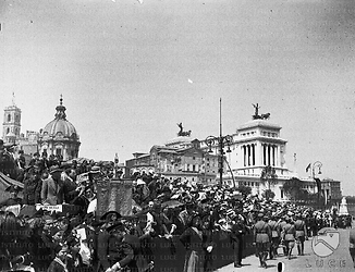 Roma Alcuni spettatori alla celebrazione dell'VIII Leva Fascista in via dell'Impero