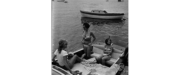 Positano Ornella Vanoni ed altre due donne in bikini a bordo di una imbarcazione a Positano