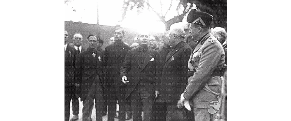 Roma Benito Mussolini parla con altre autorità fasciste