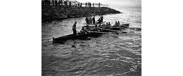 Napoli Una canoa da regata ripresa a Mergellina, durante la Coppa Lysistrata