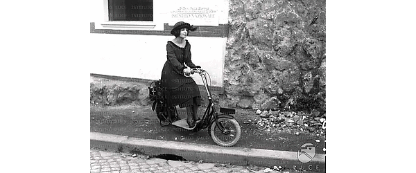 Roma Una signorina a bordo di un "motor scooter"