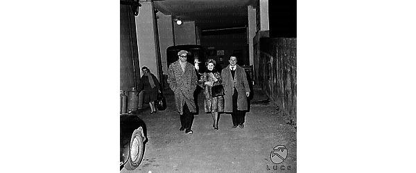 Roma Wilma De Angelis e Nunzio Gallo in compagnia di un uomo in un garage
