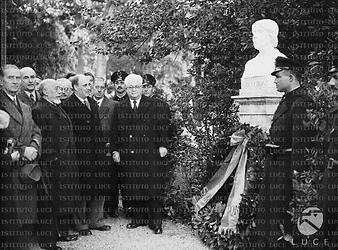 Roma Rebecchini ed altre autorità presenziano all'inaugurazione di un busto di Grazia Deledda al Pincio