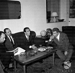 Gino Cervi e Arnoldo Foà seduti sul divano in compagnia di altri ospiti del convegno