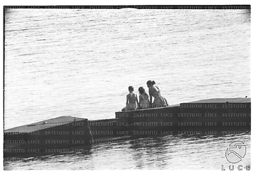 Ingrid Bergman con il figlio Robertino e una delle figlie sul molo della sua villa a Santa Marinella - campo lungo