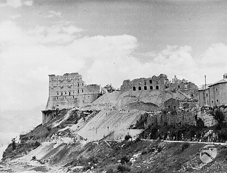 Cassino L'abbazia di Montecassino, distrutta dai bombardamenti, durante i lavori di ricostruzione