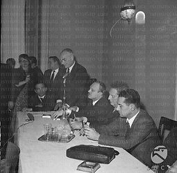 Moravia, in piedi al tavolo degli oratori, tiene il suo intervento al convegno degli scrittori italiani e sovietici; accanto a lui Pasolini, Piovene e Levi