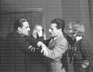 Carlo Lombardi, Romano Calò e altri attori della compagnia impegnati in una scena