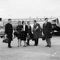 Fiumicino Bozzini, Panaro, Valli, Fioretti, Zagni con le valigie davanti ad un aereo dell'Alitalia