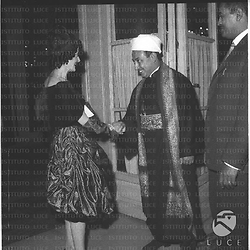 Mohammed Abdul Goddus al-Wazir (?), inviato del re dello Yemen, viene ricevuto da un'elegante signora in una sala del Grand Hotel. Totale
