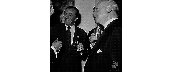 Spoleto Luchino Visconti con il direttore artistico del Convent Garden di Londra Sir David Webster durante un ricevimento a Spoleto in occasione del Festival dei due mondi