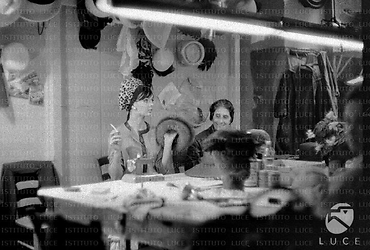 Barbara Steele ripresa in un negozio di cappelli mentre osserva le diverse lavorazioni del laboratorio - totale