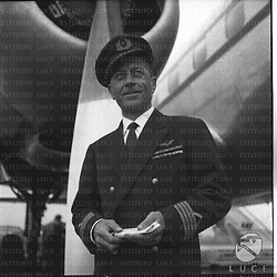 Il comandante Fugazzola sulla pista dell'aeroporto - piano americano