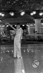 Barbara Steele in abito da sera, all'interno dell'Hotel Hilton; campo medio (immagine sfocata)
