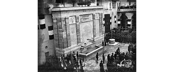 Maddaloni Veduta dall'alto del monumento; intorno sono schierati elementi delle organizzazioni giovanili, della milizia e del partito fascista