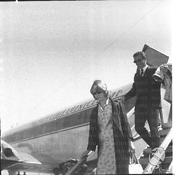 Beata Tyszkiewicz e Andrzej Lapicki scendono dalla scaletta di un aereo all'aeroporto di Fiumicino - piano americano