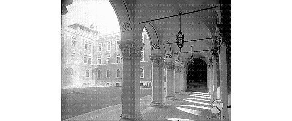 Scorcio del cortile di un edificio scolastico e, in primo piano, del portico con decorazioni liberty sulle colonne. Campo medio