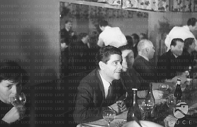 Roma Personalità (forse un dirigente Luce) conversa durante un pranzo offerto a una delegazione in visita all'Istituto Nazionale Luce e a Cinecittà