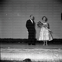 L'attrice su un palco con un mazzo di fiori, insieme ad un uomo