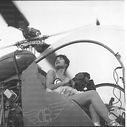 Vera Tschechowa all'interno dell'elicottero ripresa dal basso - totale