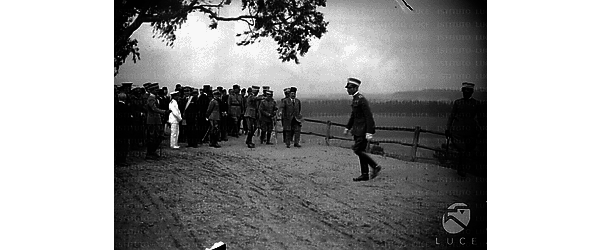 Vittorio Emanuele III e Re Fuad I d'Egitto passeggiano lungo una strada di campagna insieme ad un corteo di autorità civili e militari dei due paesi