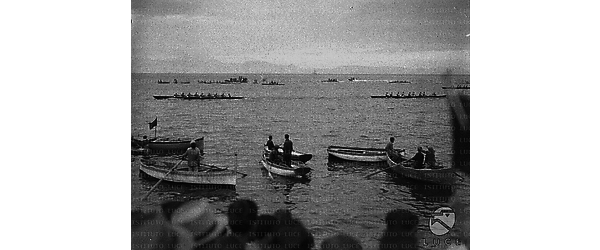 Napoli Le canoe che partecipano alla regata Coppa Lysistrata in passaggio davanti al lungomare di via Caracciolo