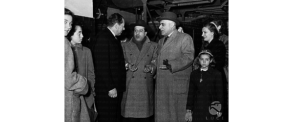 Roma Tito Marconi, il presidente del Luce Fattorosi, e una personalità si soffermano in una sala macchine durante la visita di una delegazione all'Istituto Nazionale Luce e agli stabilimenti di Cinecittà