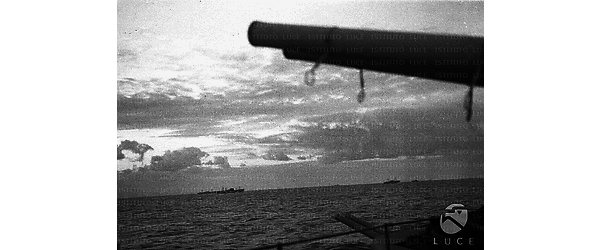 Mediterraneo I cannoni della nave da guerra italiana e le altre unità navali