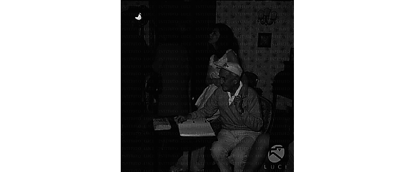 Giorgia Moll e il regista George Marshall colti durante una pausa dalle riprese del film 'L'intrigo'