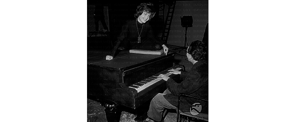 Gabriella Farinon seduta sopra il pianoforte mentre Vulpiani suona lo strumento