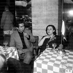 Roma Giuseppe Di Stefano ed Antonietta Stella seduti ai tavoli di un locale di Via Veneto