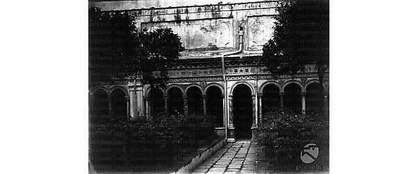 Scorcio dell'elegante chiostro medievale - opera duecentesca dei Vassalletto - della basilica di S. Paolo fuori le mura. Campo medio