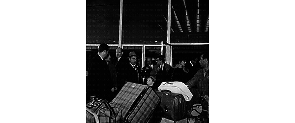 Lattuada ed il figlioletto, Bozzini ed altre personalità escono dall'aeroporto di Fiumicino con i loro bagagli