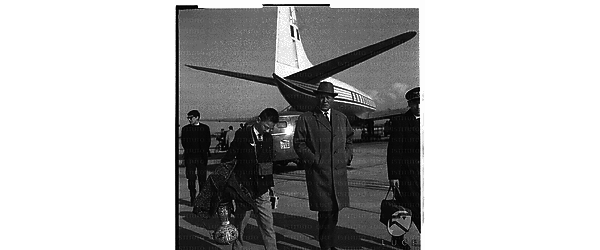 Il borgomastro di Berlino Ovest, Willy Brandt, con il figlio Peter, in transito sulla pista di Fiumicino - totale